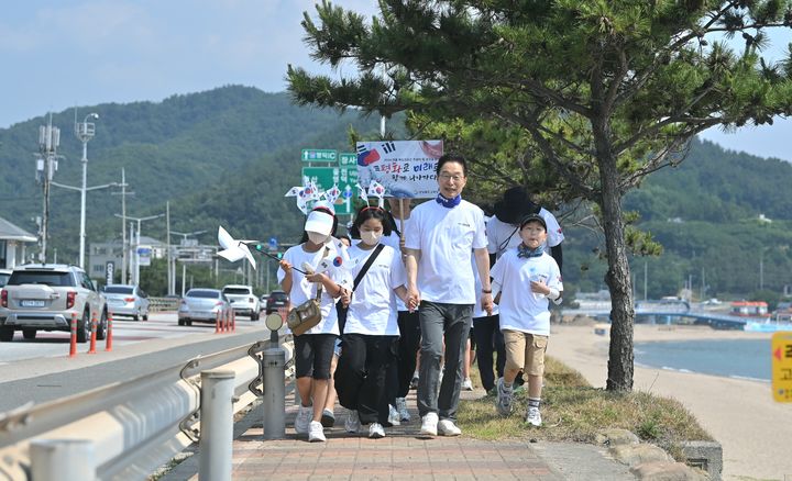 [안동=뉴시스] 지난 15일 학생들과 함께 영덕 호국길 걷고 있는 임종식 교육감. (사진=경북교육청 제공) 2024.06.16 *재판매 및 DB 금지