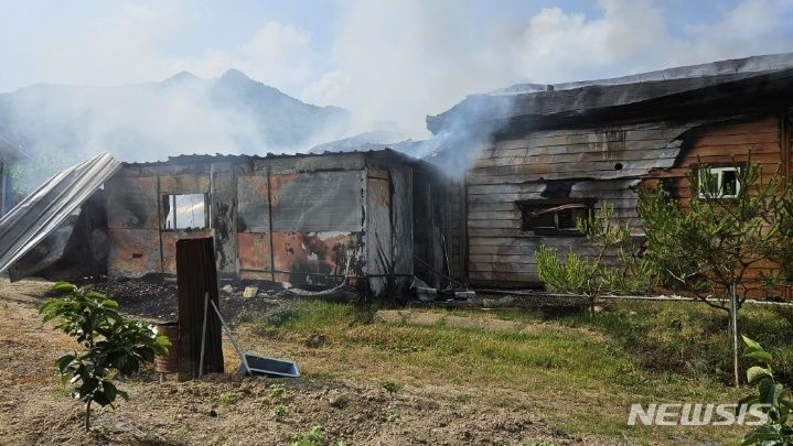 [옥천=뉴시스] 서주영 기자 = 16일 오전 충북 옥천군 청산면 한 주택에서 불이났다. (사진= 옥천소방서 제공) 2024.06.16. photo@newsis.com *재판매 및 DB 금지