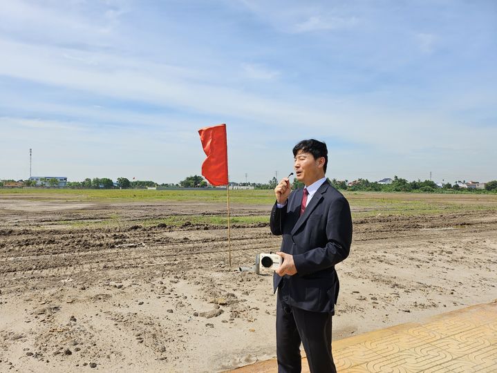 [타이빈성=뉴시스] 구예지 기자=베트남 타이빈성 그린아이파크 산업단지에 위치한 하이트진로 공장 부지에서 정성훈 진로소주 베트남 법인장이 발언하고 있다. *재판매 및 DB 금지