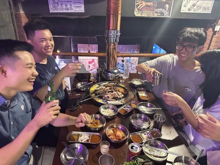 [하노이=뉴시스] 공동취재단= 지난 13일 베트남 하노이 맥주거리에서 레티튀항 씨가 친구와 함께 하이트진로 소주를 마시고 있다. *재판매 및 DB 금지