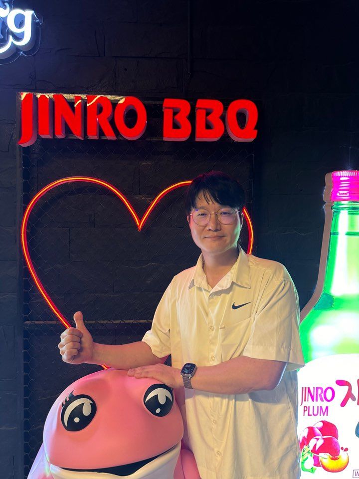 [하노이=뉴시스] 구예지 기자= 지난 13일 베트남 하노이 맥주거리에서 고기집 진로BBQ를 운영하는 김광욱 씨가 포즈를 취하고 있다. *재판매 및 DB 금지