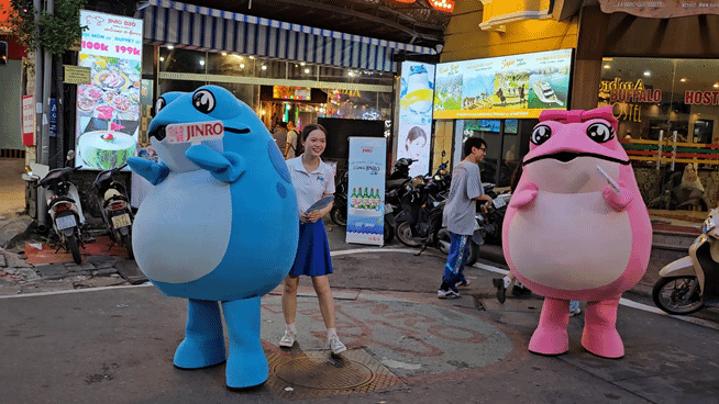 [하노이=뉴시스] 구예지 기자= 지난 13일 베트남 하노이 맥주거리에서 하이트진로 두꺼비 캐릭터들이 움직이고 있다. *재판매 및 DB 금지