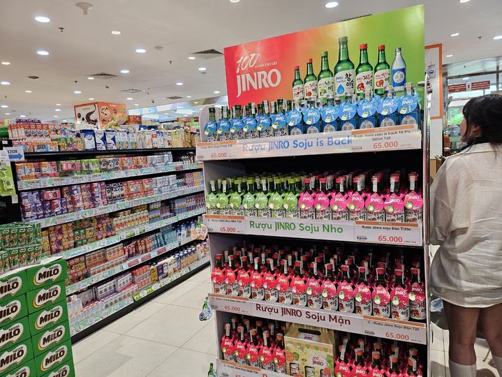 [하노이=뉴시스] 구예지 기자=베트남 하노이에 있는 후지마트 매대 전면을 하이트진로가 사용하고 있다. *재판매 및 DB 금지