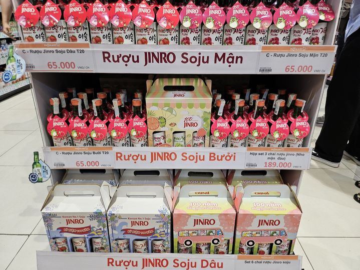 [하노이=뉴시스] 구예지 기자=베트남 하노이에 있는 후지마트 매대 전면을 하이트진로가 사용하고 있다. *재판매 및 DB 금지