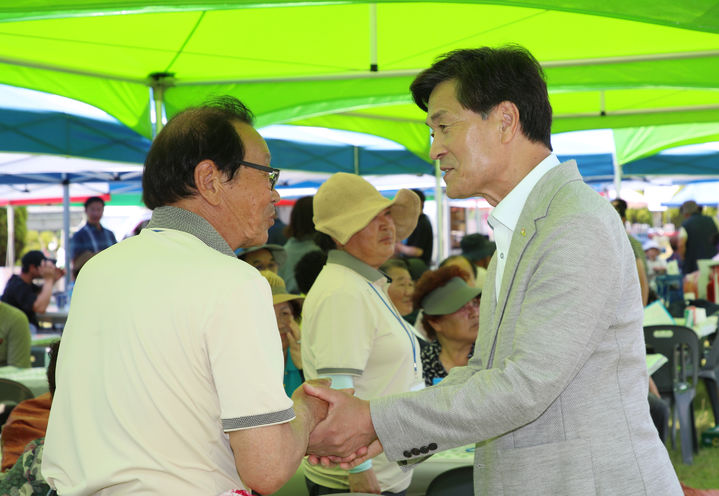[밀양=뉴시스] 안병구 밀양시장이 제18회 밀양시 깻잎가족 한마음 체육대회에서 시민들과 인사를 나누고 있다. (사진=밀양시 제공) 2024.06.16. photo@newsis.com *재판매 및 DB 금지