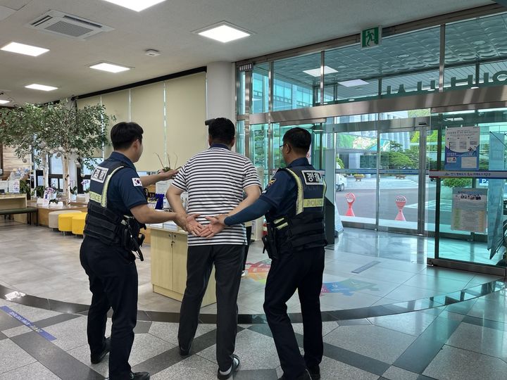 [밀양=뉴시스] 밀양시가 시청 민원실에서 비상 상황 대비 모의훈련을 하고 있다. (사진=밀양시 제공) 2024.06.16. photo@newsis.com *재판매 및 DB 금지