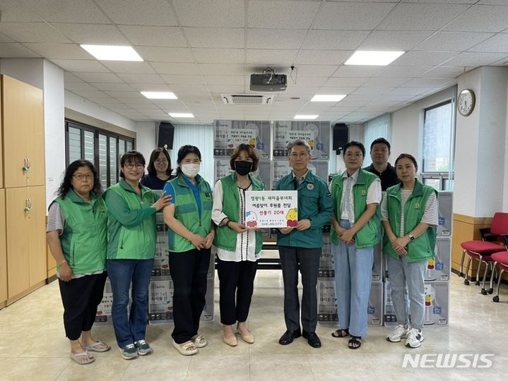 [시흥=뉴시스] 정왕1동 새마을 부녀회 선풍기 기탁 현장. (사진=시흥시 제공).