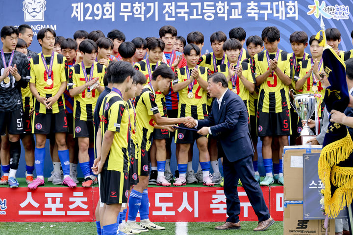 [합천=뉴시스] 합천군청제29회 무학기 전국고등학교 축구대회에서 경기용인TAESUNGFCU18이 고등부 우승 *재판매 및 DB 금지 *재판매 및 DB 금지