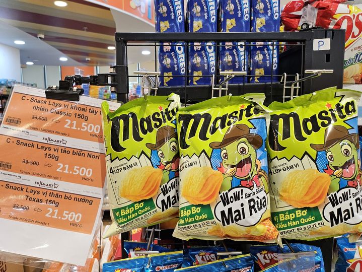 [하노이=뉴시스] 구예지 기자=베트남 현지 마트 스낵 코너에 오리온 꼬북칩이 판매되고 있다. *재판매 및 DB 금지