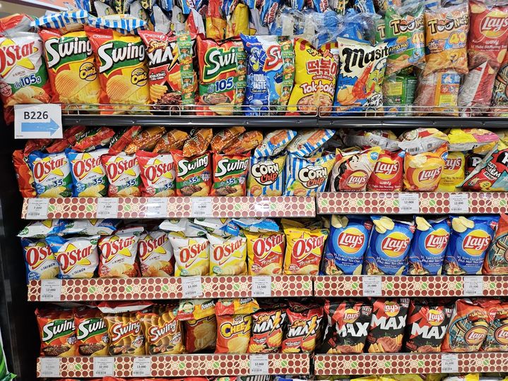 [하노이=뉴시스] 구예지 기자=베트남 현지 마트 스낵 코너에 오리온 과자들이 판매되고 있다. *재판매 및 DB 금지