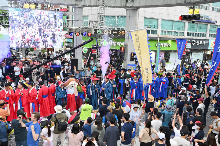 [울산=뉴시스] 구미현 기자 = 대한민국에서 가장 먼저 열리는 여름축제 '2024태화강마두희축제'가 14일 개막식을 시작으로 16일까지 3일간 울산 중구 성남동과 태화강변 일원에서  많은 시민들이 참석한 가운데 개최했다. 2024,06.16. (울산시 중구 제공) *재판매 및 DB 금지