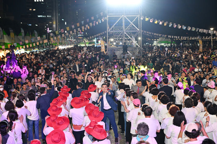 [울산=뉴시스] 구미현 기자 = 대한민국에서 가장 먼저 열리는 여름축제 '2024태화강마두희축제'가 14일 개막식을 시작으로 16일까지 3일간 울산 중구 성남동과 태화강변 일원에서  많은 시민들이 참석한 가운데 개최했다. 많은 인파가 모인 태화강체육공원. 2024.06.16. (울산시 중구 제공) *재판매 및 DB 금지