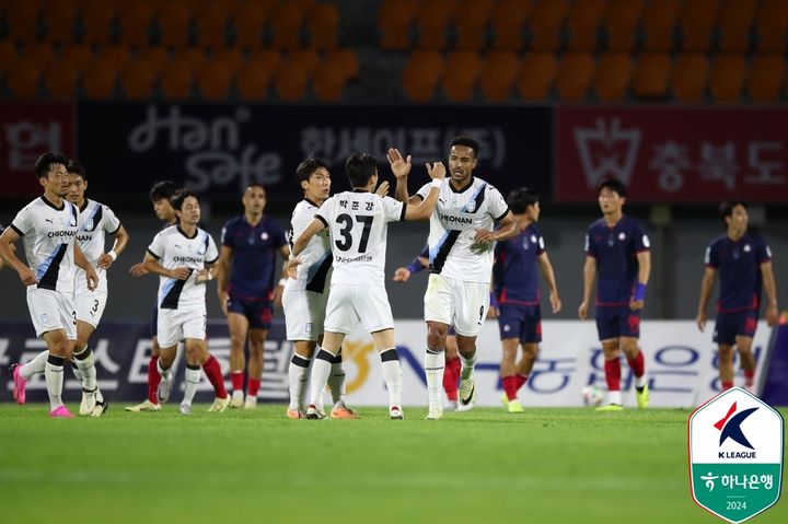 [서울=뉴시스] 프로축구 K리그2 천안시티의 모따가 16일 청주종합경기장에서 열린 충북청주와의 '하나은행 K리그2 2024' 17라운드 원정경기에서 골을 넣고 세리모니를 펼치고 있다. (사진=한국프로축구연맹 제공) 2024.06.16. *재판매 및 DB 금지