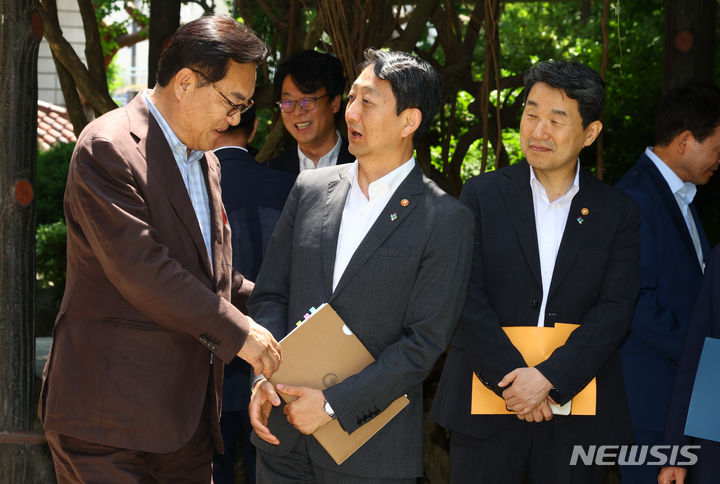 [서울=뉴시스] 황준선 기자 = 정진석(왼쪽부터) 대통령 비서실장과 안덕근 산업통상자원부 장관, 이주호 부총리 겸 교육부 장관이 16일 오후 서울 종로구 국무총리 공관에서 열린 제18차 고위당정협의회에서 인사하고 있다. 2024.06.16. hwang@newsis.com