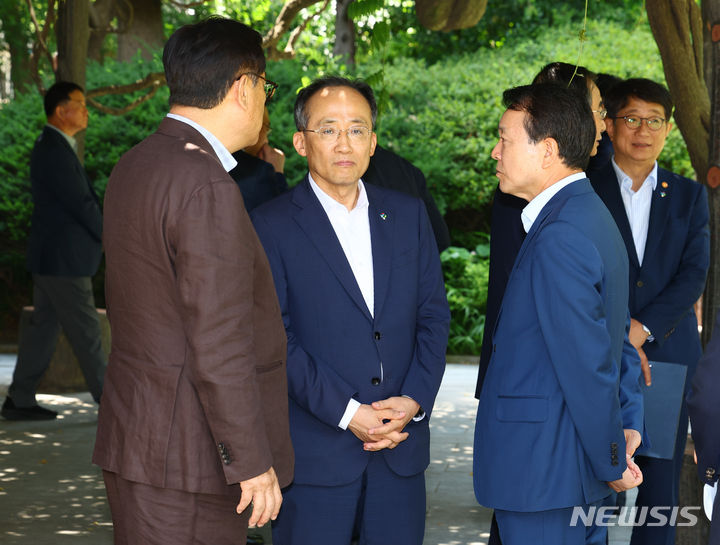 [서울=뉴시스] 황준선 기자 = 정진석(왼쪽부터) 대통령 비서실장과 추경호 국민의힘 원내대표, 성일종 국민의힘 사무총장이 16일 오후 서울 종로구 국무총리 공관에서 열린 제18차 고위당정협의회에서 대화하고 있다. 2024.06.16. hwang@newsis.com