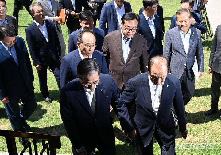 [서울=뉴시스] 황준선 기자 = 한덕수 국무총리와 황우여 국민의힘 비상대책위원장을 비롯한 참석자들이 16일 오후 서울 종로구 국무총리 공관에서 열린 제18차 고위당정협의회에서 기념촬영을 마친 뒤 회의장으로 이동하고 있다. (공동취재) 2024.06.16. photo@newsis.com