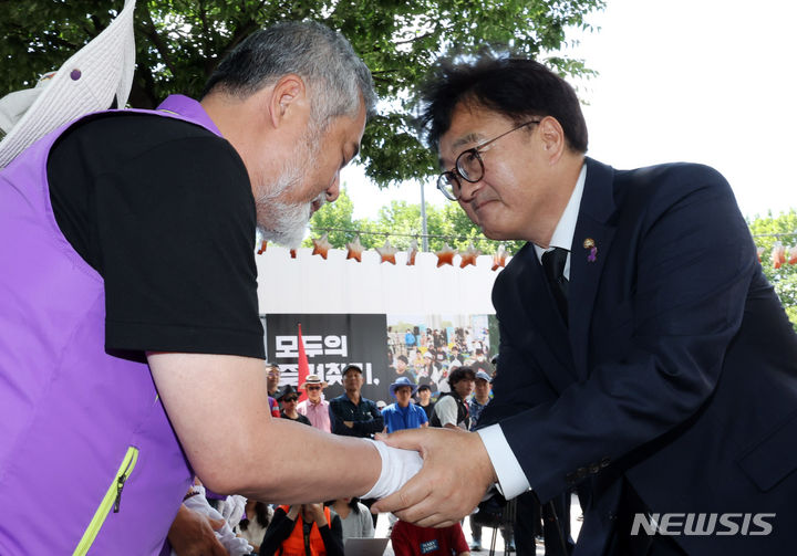 [서울=뉴시스] 김명년 기자 = 우원식 국회의장과 이정민 이태원 참사 유가족협의회 운영위원장이 16일 오후 중구 서울광장에서 열린 이태원 참사 희생자 합동 분향소 운영 종료식에서 악수를 하고 있다. 2024.06.16. kmn@newsis.com