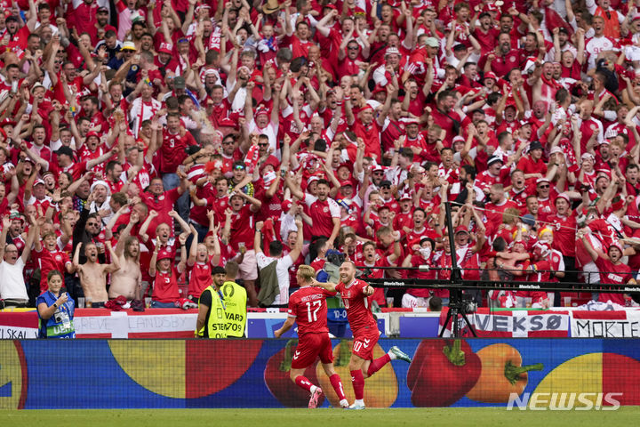 [슈투트가르트=AP/뉴시스] 덴마크 축구 국가대표 크리스티안 에릭센(오른쪽). 2024. 6. 16.