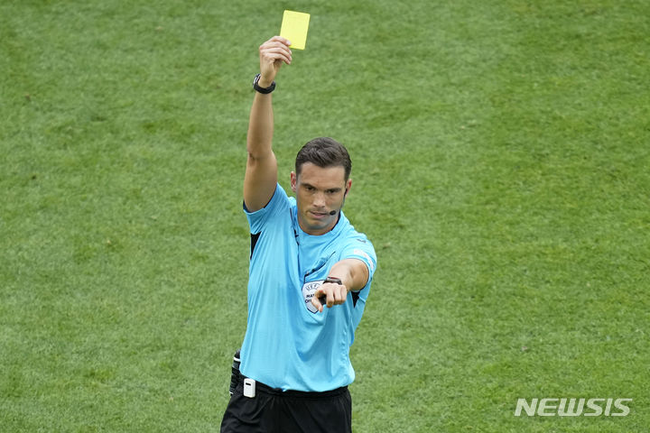 [슈투트가르트=AP/뉴시스] 지난 16일(현지시각) 독일 슈투트가르트에서 열린 '2024 유럽축구연맹(UEFA) 유로축구선수권대회(유로 2024)' 조별리그 C조 1차전 덴마크와 슬로베니아의 경기 도중 심판이 슬로베니아 벤치로 옐로카드를 선언하고 있다. 기사 내용과는 무관. 2024.06.17.