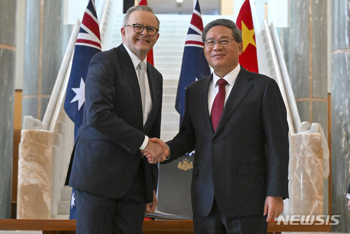 [캔버라=AP/뉴시스] 리창(오른쪽) 중국 총리와 앤서니 앨버니지 호주 총리가 17일(현지시각) 호주 캔버라 의사당에서 악수하고 있다. 2024.06.17.
