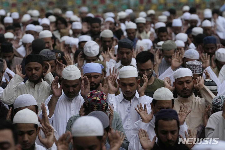 [뭄바이=AP/뉴시스] 17일 인도 뭄바이에서 열린 이드 알 아드하 기도회에 참석한 무슬림들이 기도를 하고 있다. 2024.06.17.