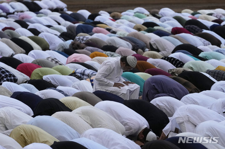 [뭄바이=AP/뉴시스] 17일 인도 뭄바이에서 열린 이드 알 아드하 기도회에 참석한 무슬림들이 기도를 하고 있다. 2024.06.17.