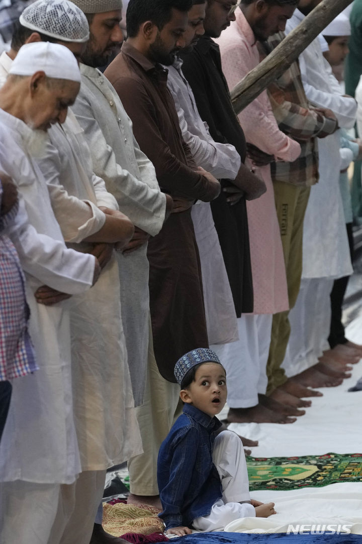 [뭄바이=AP/뉴시스] 17일 인도 뭄바이에서 열린 이드 알 아드하 기도회에 참석한 무슬림들이 기도를 하고 있다. 2024.06.17.