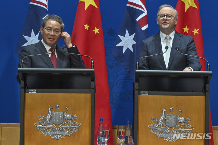 [캔버라=AP/뉴시스] 리창(왼쪽) 중국 총리와 앤서니 앨버니지 호주 총리가 17일(현지시각) 호주 캔버라 의사당에서 협약서 서명 후 공동성명을 발표하고 있다. 2024.06.17.