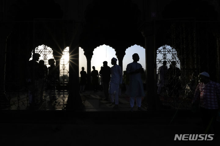 [뉴델리=AP/뉴시스] 17일 인도 뉴델리 자마 마스지드에서 열린 이드 알 아드하 기도회에 참석한 무슬림들이 기도를 마친 뒤 인사를 나누고 있다. 2024.06.17.