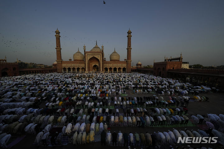 [뉴델리=AP/뉴시스] 17일 인도 뉴델리 자마 마스지드에서 열린 이드 알 아드하 기도회에 참석한 무슬림들이 기도를 하고 있다. 2024.06.17.