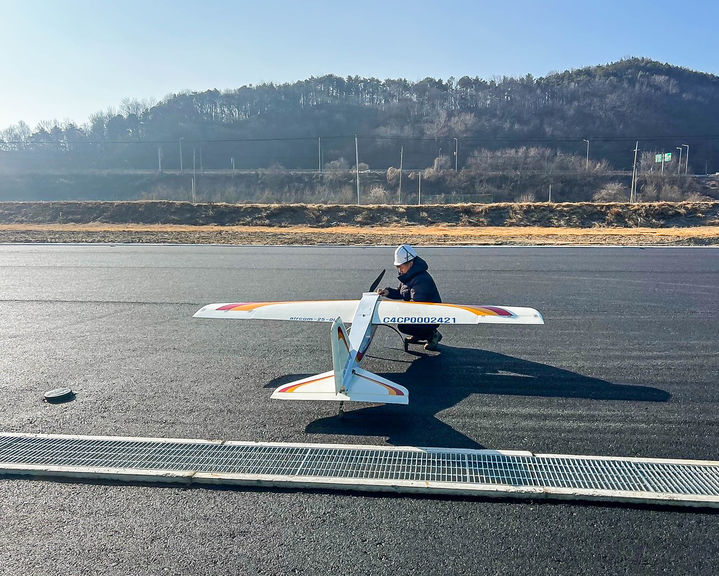 [서울=뉴시스] 김천드론자격센터에서 무인비행기 비행을 준비하는 모습. (사진=한국교통안전공단 제공) 2024.06.17. photo@newsis.com&nbsp;&nbsp; *재판매 및 DB 금지