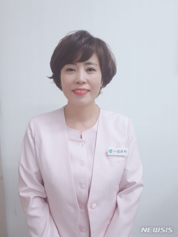 [서울=뉴시스] 권신혁 기자 = 근로복지공단이 17일 간호사의 날 행사를 열고 대한민국 산재간호 대상을 수여했다. 첫 수상자로 순천병원의 김은자 간호사가 선정됐다. 김씨는 32년간 순천병원에서 화순 등 인근 탄광에서 일하며 진폐증에 걸린 산재환자들의 곁을 지켜왔다. (사진 = 근로복지공단 제공) 2024.06.17. innovation@newsis.com