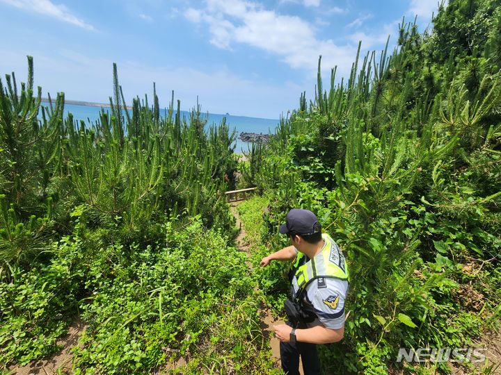 [제주=뉴시스] 서귀포해양경찰서가 지난 4일 오전 서귀포시 해안가에서 위험 요소 발굴에 나서고 있다. (사진=서귀포해경 제공) 2024.06.17. photo@newsis.com 