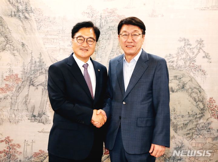 [전주=뉴시스]윤난슬 기자 = 우범기(오른쪽) 전주시장은 17일 국회를 찾아 우원식 국회의장(서울 노원구갑) 등을 상대로 정부 예산 확보 활동을 펼쳤다. 기념촬영 모습.(사진=전주시 제공) 