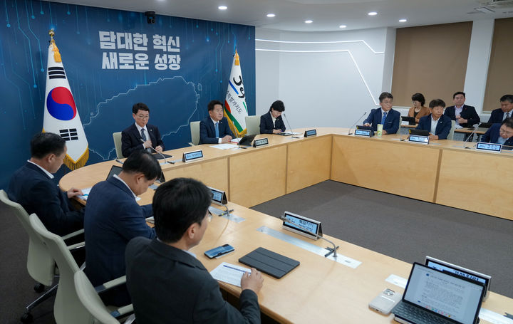 [제주=뉴시스] 제주도 주간 혁신 성장회의가 17일 오영훈 지사 주재로 도청 한라홀에서 진행되고 있다. (사진=제주도 제공) 2024.06.17. photo@newsis.com *재판매 및 DB 금지