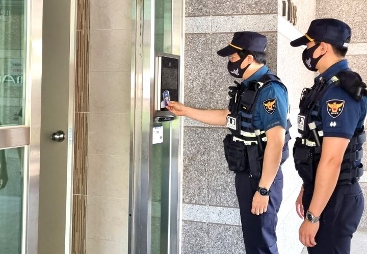 [제천=뉴시스] 이병찬 기자 = 지난해 6월 17일 충북 제천경찰서 경찰관들이 공동현관 프리패스 시스템을 시연하고 있는 모습.(사진=제천경찰서 제공)2024.06.17.photo@newsis.com *재판매 및 DB 금지