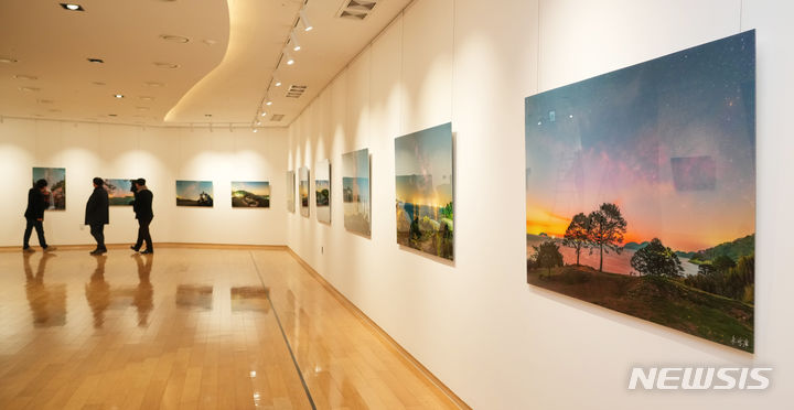 [창원=뉴시스]BNK경남은행갤러리 2024년 상반기 '이윤상 사진전'.