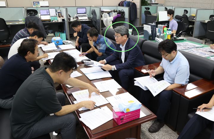 [대전=뉴시스] 17일 권혁재(원안) 조달청 구매사업국장이 정부대전청사 기자실에서 '공공조달 킬러규제 혁파방안'에 대해 설명하고 있다.(사진=조달청 제공) *재판매 및 DB 금지