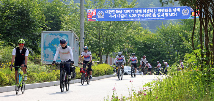 유인촌 문화체육관광부 장관이 6월 ‘호국보훈의 달’을 맞아 안보 관광과 자전거 여행을 활성화하고자 15일 강원도와 경기도 일대 6.25 전쟁 주요 격전지와 기념시설 등을 자전거로 순례하며 현장을 점검했다. 유 장관이 경기도 가평군 미국 한국전쟁 참전 기념비를 참배하고 이동하고 있다. (사진=문화체육관광부 제공) photo@newsis.com *재판매 및 DB 금지