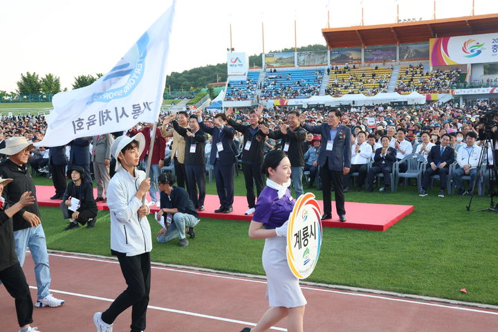 [계룡=뉴시스]계룡시 선수단이 제76회 충남도민체육대회 입장식에서 입장하고 있다. 2024. 06. 17 *재판매 및 DB 금지