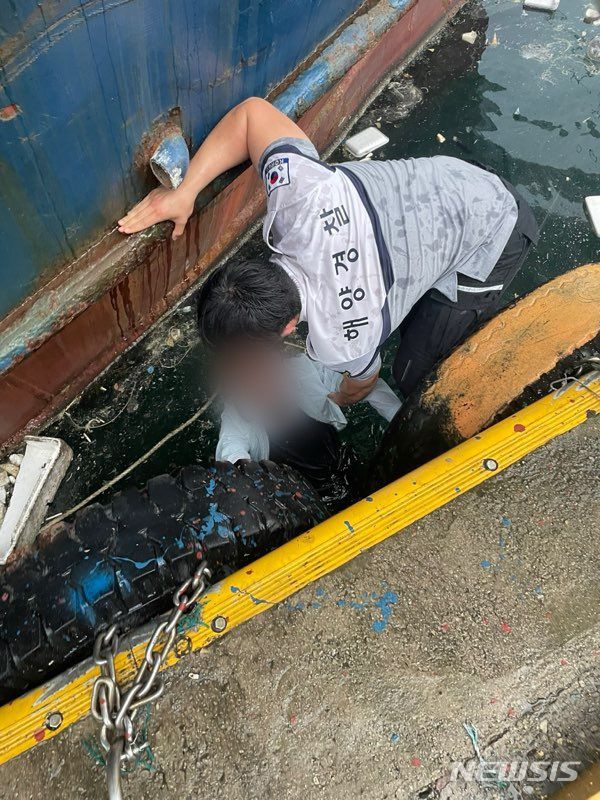 [포항=뉴시스] 안병철 기자 = 지난 15일 오후 5시께 경북 경주시 감포항 내에서 해경이 추락자를 구조하고 있다.(사진=포항해양경찰서 제공) 2024.06.17. photo@newsis.com