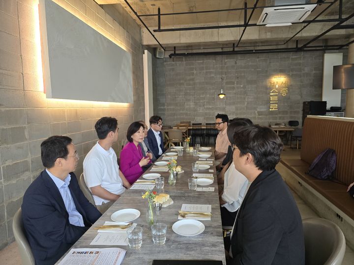 [서울=뉴시스]오영주(왼쪽 세번째) 중소벤처기업부 장관이 17일 세종에서 열린 '골목상권 활성화 관련 업계 및 전문가 간담회'에서 로컬크리에이터 중심의 지역상권 활성화 방안에 대해 참석자들과 논의하고 있다.(사진=중소벤처기업부 제공) *재판매 및 DB 금지