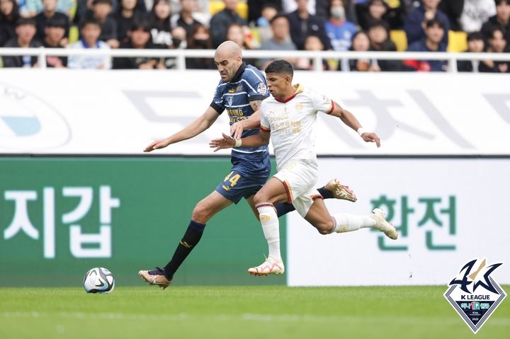 [서울=뉴시스] 프로축구 K리그2 수원 삼성과 K리그1 포항 스틸러스. 사진은 지난해 10월 K리그1 맞대결 당시. (사진=한국프로축구연맹 제공) *재판매 및 DB 금지