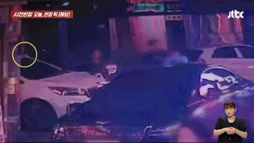 무면허에 번호판도 없는 오토바이를 몰던 남성이 자신을 경찰에 신고한 일행에 앙심을 품고 소화기 난동을 부리다 체포된 사연이 알려졌다. (사진= 사건반장 캡처) *재판매 및 DB 금지