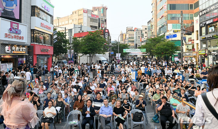 [서울=뉴시스]서울 서대문구가 오는 22일 신촌 연세로에서 '2024 프랑스 거리음악축제'를 개최한다고 17일 밝혔다. (사진=서대문구 제공). 2024.06.17. photo@newsis.com 