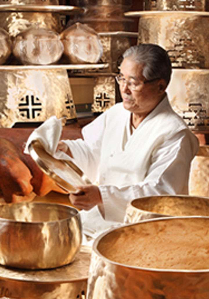 [서울=뉴시스] 국가무형유산 기능보유자 유기장 이봉주 선생(사진 = 국가무형유산기능협회 제공) 2024.06.17. photo@newsis.com *재판매 및 DB 금지