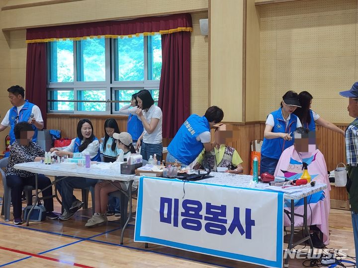 [통영=뉴시스] 신정철 기자= 통영청실회(회장 전병훈)는 지난 16일 통영시 명정동 충렬초등학교 다목적 강당에서 지역내 어려운 이웃을 위한 2024년 하계 농어촌 봉사활동을 실시했다.사진은 청실회 가족들이 함께한 어르신들을 위한 이·미용 봉사 모습.(사진=통영시 제공).2024.06.17. photo@newsis.com