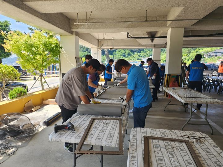 [통영=뉴시스] 신정철 기자= 통영청실회(회장 전병훈)는 지난 16일 통영시 명정동 충렬초등학교 다목적 강당에서 지역내 어려운 이웃을 위한 2024년 하계 농어촌 봉사활동을 실시했다.사진은 청실회 가족들이 함께한 어려운 취약계층을 위한 방충망 수리 모습.(사진=통영시 제공).2024.06.17. photo@newsis.com *재판매 및 DB 금지