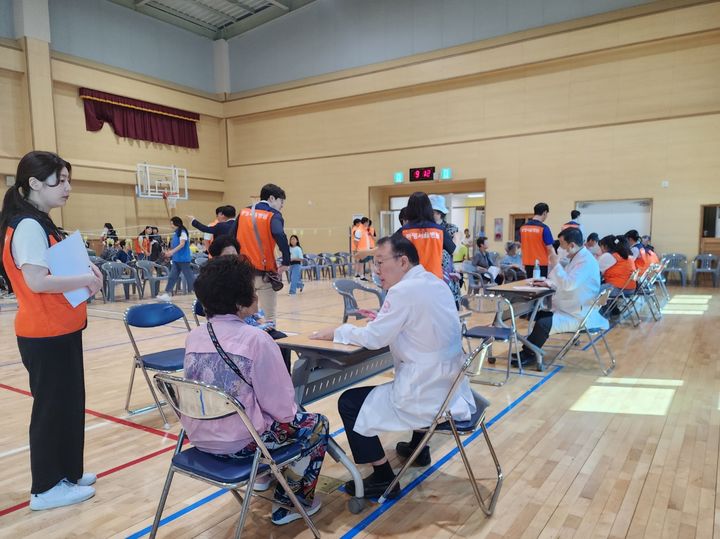 [통영=뉴시스] 신정철 기자= 통영청실회(회장 전병훈)는 지난 16일 통영시 명정동 충렬초등학교 다목적 강당에서 지역내 어려운 이웃을 위한 2024년 하계 농어촌 봉사활동을 실시했다.사진은 통영서울병원의 건강상담 및 의료서비스 모습.(사진=통영시 제공).2024.06.17. photo@newsis.com *재판매 및 DB 금지