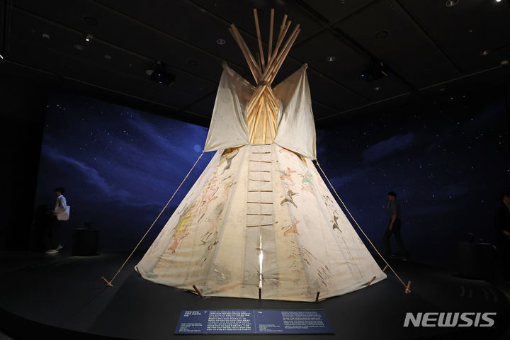 [서울=뉴시스] 박진희 기자 = 국립중앙박물관은 미국 덴버박물관과 함께 개최하는 특별전 ‘우리가 인디언으로 알던 사람들’ 언론공개회를 17일 서울 용산구 국립중앙박물관 기획전시실에서 갖고 주요 전시작은 선보이고 있다. 이번 특별전에서는 우리가 원주민을 떠올리면 연상하게 되는 '독수리 깃털 머리 장식'나 이동식 집인 '티피'를 비롯해 다양한 부족의 과거와 현재를 아우르는 공예품, 회화 등 총 151점의 전시품을 만날 수 있다. 2024.06.17. pak7130@newsis.com